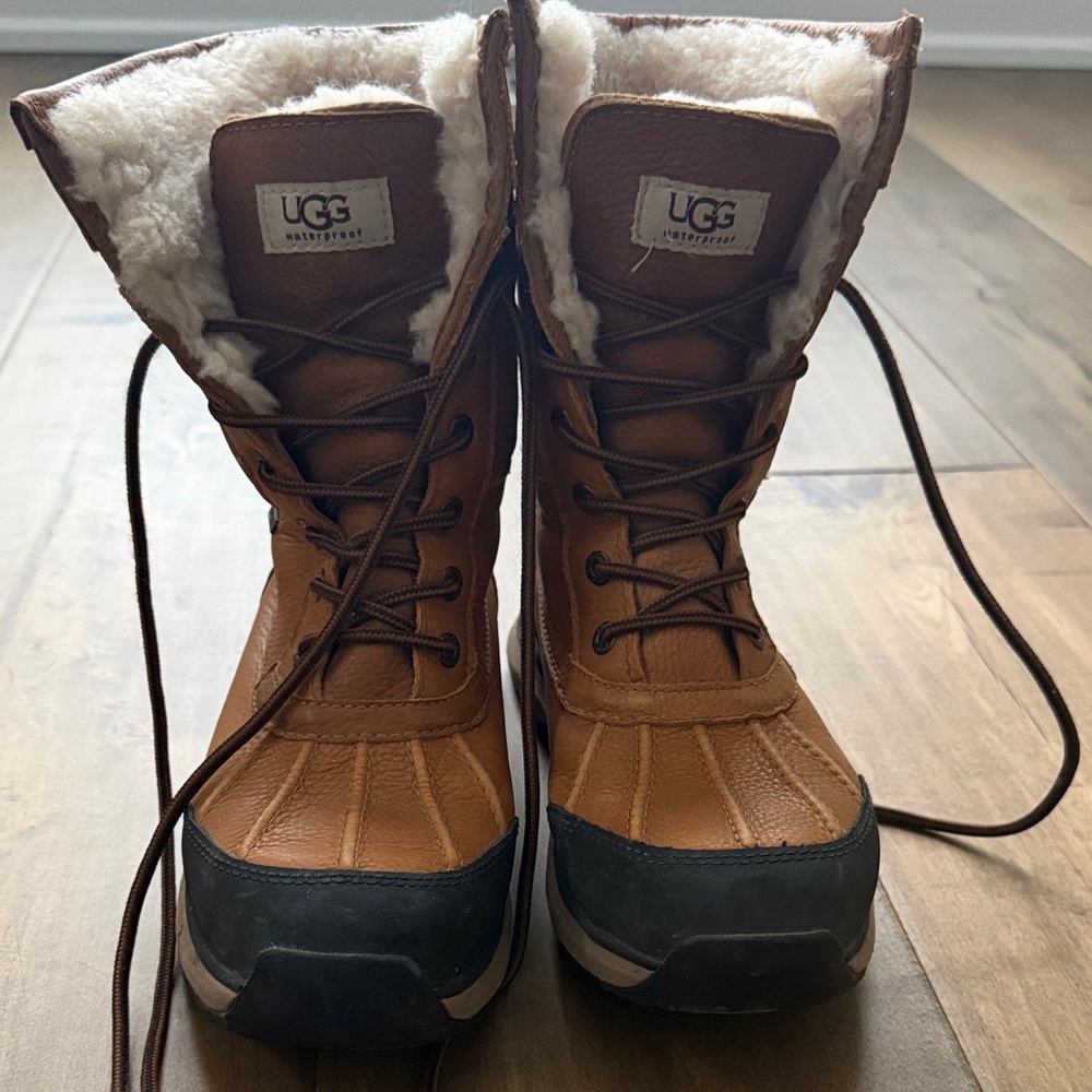 UGG Aidrondac winter boots Tan and Black Lace-Up Boots size 8.5